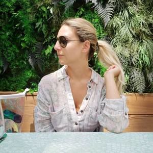 Meet your Posher, Adrienne